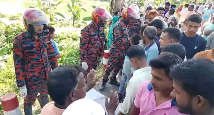বেপরোয়া বাসের কেড়ে নিল ভ্যানচালকের প্রাণ: নওগাঁর মান্দায় মর্মান্তিক দুর্ঘটনা, সড়কে তীব্র ক্ষোভ