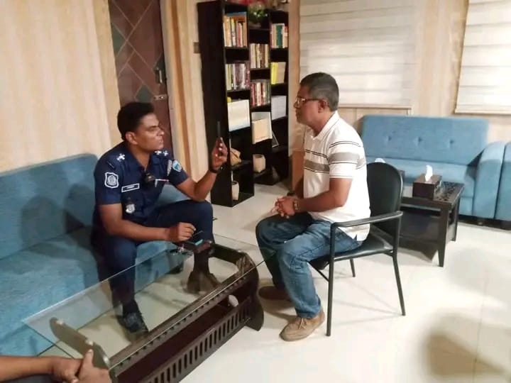 পার্বত্য খাগড়াছড়ির রামগড় উপজেলা নির্বাহী কর্মকর্তার কাছে সচিবের বড় ভাই পরিচয়ে ১ লাখ টাকা দাবি করায় আটক করা হয়েছে প্রতারককে