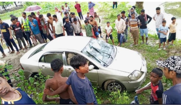 রাজশাহীতে নিয়ন্ত্রণ হারিয়ে খাদের পানিতে প্রাইভেট কার