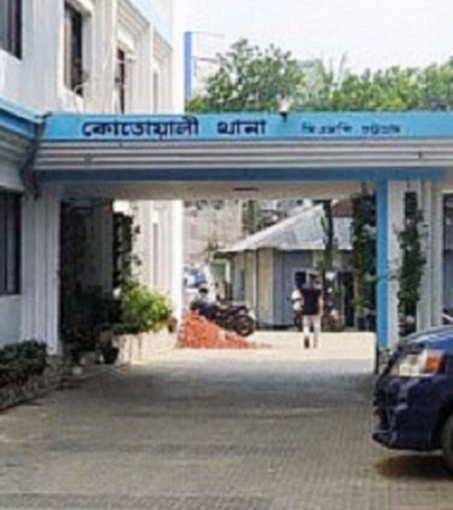 চট্টগ্রাম শহরে প্রকাশ্যে চলন্ত পিকআপ থামিয়ে ৫০ লাখ টাকার সিগারেট লুট, ঘটনায় মামলা দায়ের