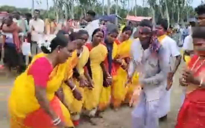 মাদলের তালে নৃত্য ও বর্ণাঢ্য আয়োজনে নিয়ামতপুরে ওঁরাও সম্প্রদায়ের ঐতিহ্যবাহী কারাম উৎসব অনুষ্ঠিত