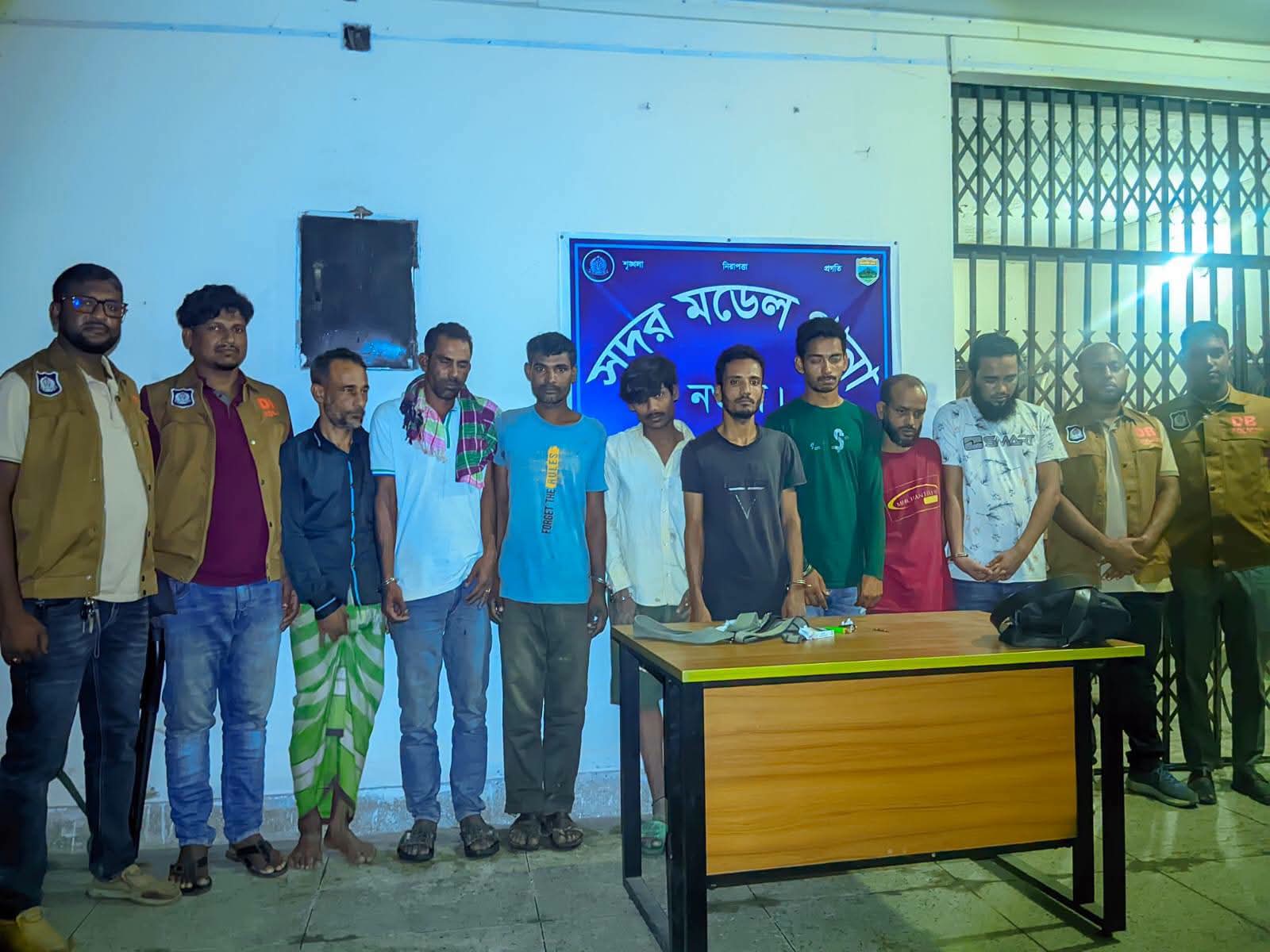 নওগার নুনিয়াপট্টি ও সুইপার কলোনিতে জেলা গোয়েন্দা শাখা এবং নওগাঁ সদর থানার অভিযান : একজন মাদক বিক্রেতা সহ মোট ৯ জন গ্রেফতার।