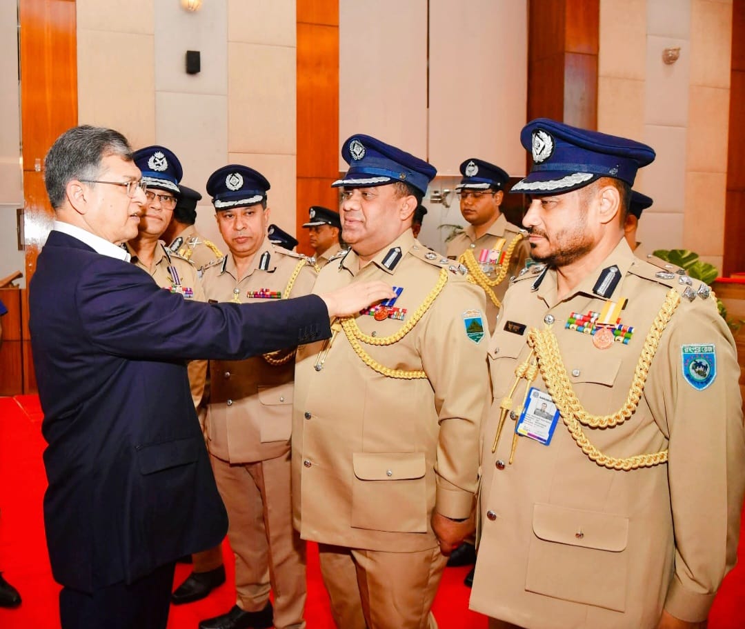 রাজশাহী মেট্রোপলিটন পুলিশ কমিশনার  “রাষ্ট্রপতির পুলিশ পদক (পিপিএম-সেবা)” পরিধান