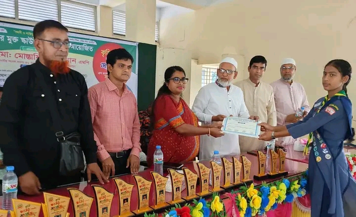 সাপাহারে কৃতি স্কাউট শিক্ষার্থীদের সংবর্ধনা ও সনদপত্র বিতরণ