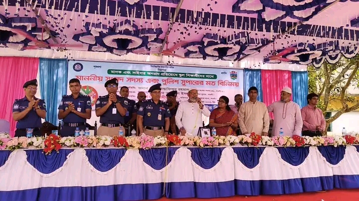 সাপাহারে মাদক ও সাইবার অপরাধ প্রতিরোধে শিক্ষার্থীদের সঙ্গে এমপি ও এসপির মতবিনিময়