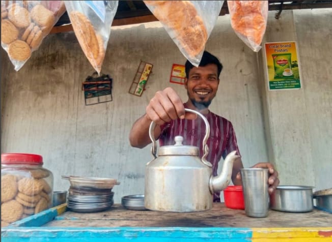 চায়ের দোকানের অভিনব কাণ্ড: “চা খেতে এলে গ্রাহককে নিজেই বানিয়ে খেতে বলেন দোকানদার!”