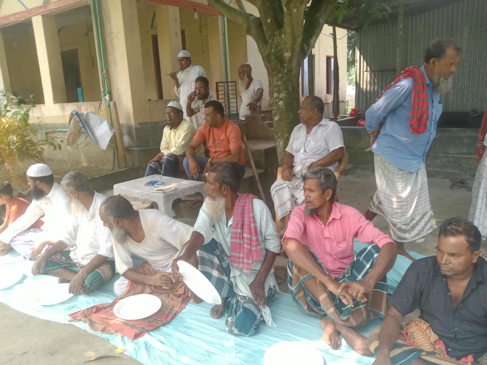 সিরাজগঞ্জের সলঙ্গাতে আমশড়া স্বেচ্ছাশ্রমে এলাকাবাসীর কবরস্থান পরিস্কার এ যেন মানুষের মেলন মেলা