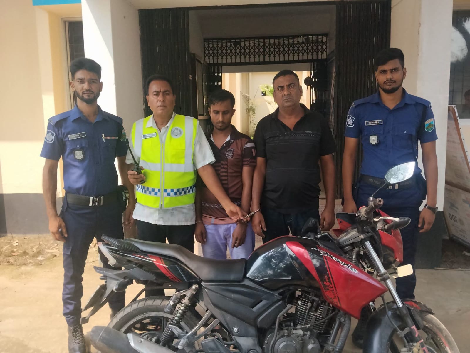 মান্দা থানার অভিযানে চোরাই মোটরসাইকেল সহ দুজন গ্রেফতার