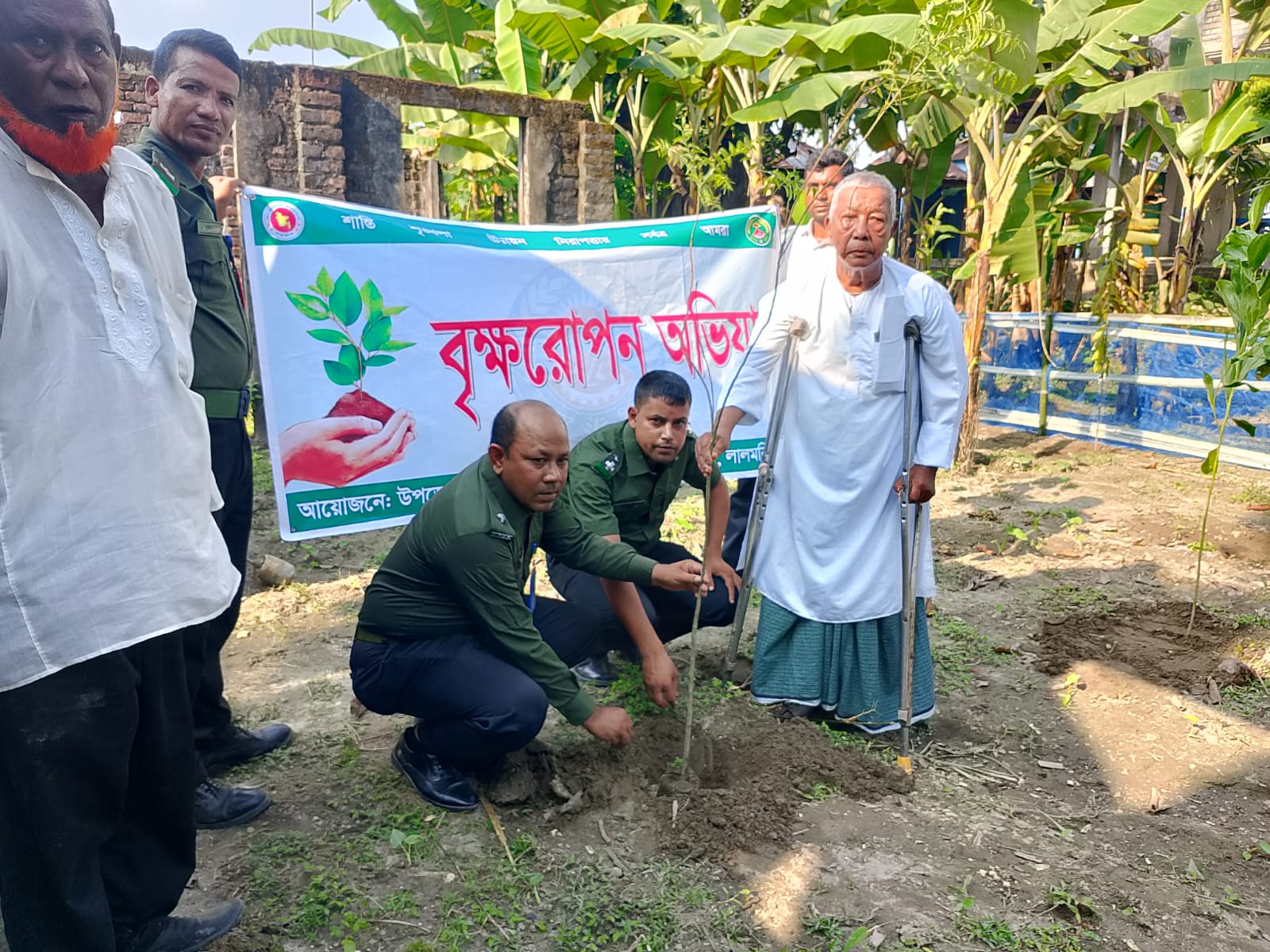 হাতীবান্ধায় আনসার-ভিডিপির উদ্যোগে উপজেলার বিভিন্ন ইউনিয়নে ব্যাপক বৃক্ষরোপণ