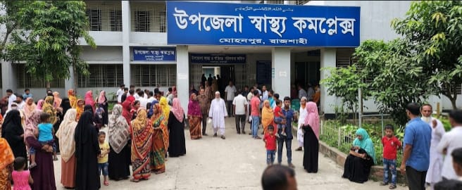 মোহনপুরে রোগীর চরম ভিড়, চিকিৎসাসেবা দিতে হিমশিম খাচ্ছেন চিকিৎসকরা