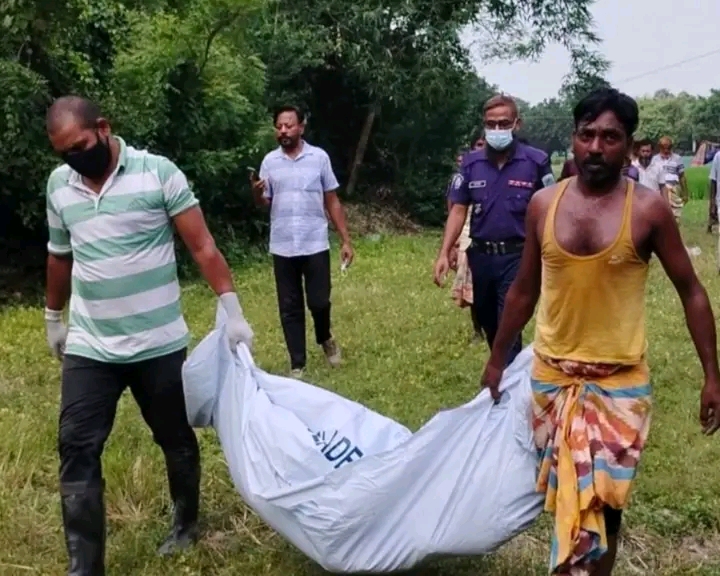 নিয়ামতপুরে ৬ মাস পর কবর থেকে তোলা হয় সাজ্জাদের লাশ