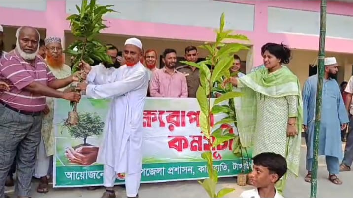 ​কালিহাতীতে এসএসএসের উদ্যোগে শিক্ষার্থীদের মাঝে গাছের চারা বিতরণ