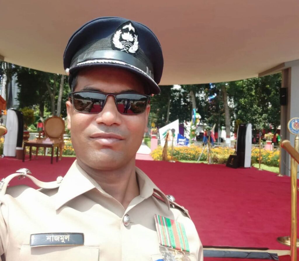 নবাগত ওসি মোঃ নাজমুল হকের গোমস্তাপুর থানায় যোগদান