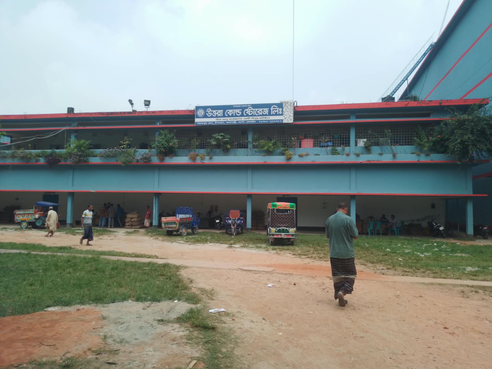 বদলগাছী উপজেলার উত্তরা কোল্ড স্টোরেজে কৃষকের কাছে সরকারি  নির্ধারিত ভাড়ার চেয়ে বেশি ভারা নেওয়ার অভিযোগ।