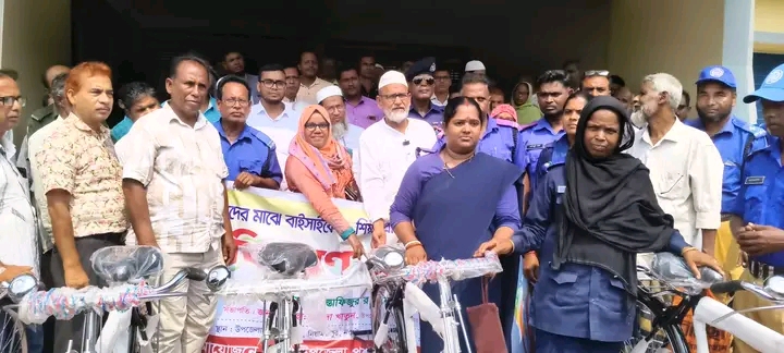 নিয়ামতপুরে গ্রাম পুলিশদের মাঝে বাইসাইকেল বিতরণ