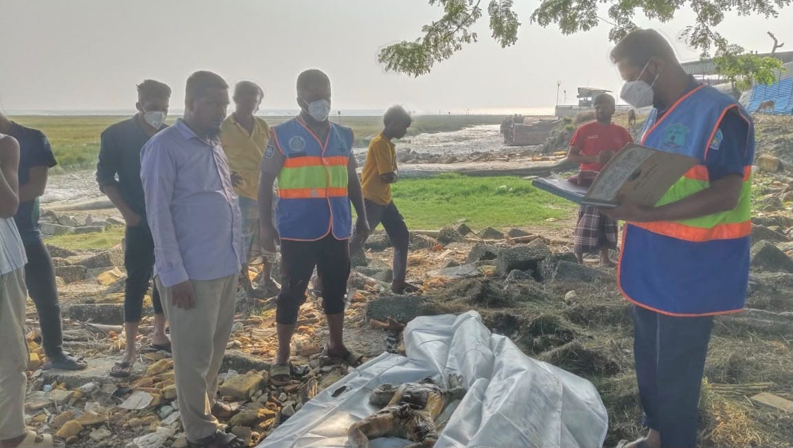 চট্টগ্রামের সীতাকুণ্ডে গলায় ওড়না পেঁচানো ও হাত বাঁধা অবস্থায় অজ্ঞাত এক নারীর মরদেহ উদ্ধার করেছে পুলিশ , এলাকায় চাঞ্চল্য