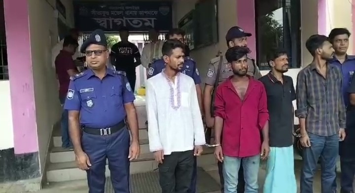 চট্টগ্রামের সীতাকুণ্ডের জঙ্গল সলিমপুরের দুর্গম পাহাড়ি এলাকায়  পুলিশের বিশেষ অভিযানে শর্টগান ও চাইনিজ পিস্তল সহ ৪ জন গ্রেপ্তার