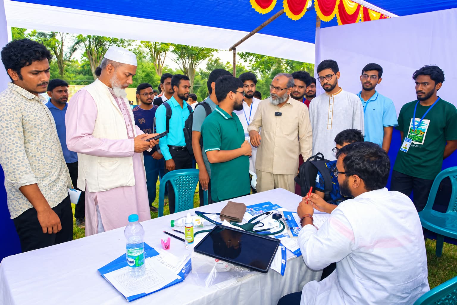 রাজশাহী বিশ্ববিদ্যালয়ে রাকসু হেলথ ক্যাম্প পরিদর্শনে ডা. মোহাম্মদ জাহাঙ্গীর ও ডা. মোহাম্মদ মহিউদ্দিন