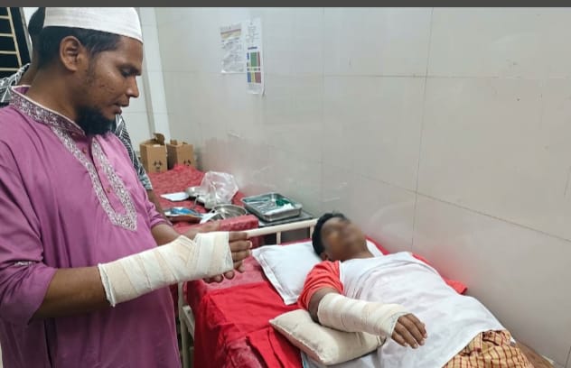 রাজশাহীতে চালককে কুপিয়ে ভ্যান ছিনতাই