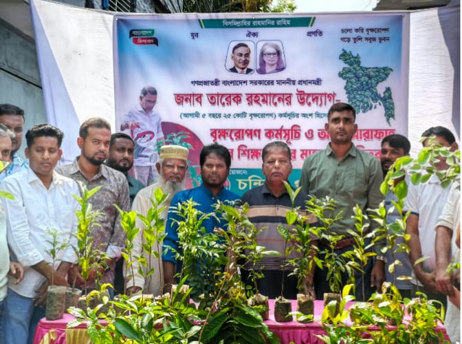 রাজশাহী মহানগর যুবদলের উদ্যোগে শিক্ষার্থীদের মাঝে বৃক্ষ বিতরণন
