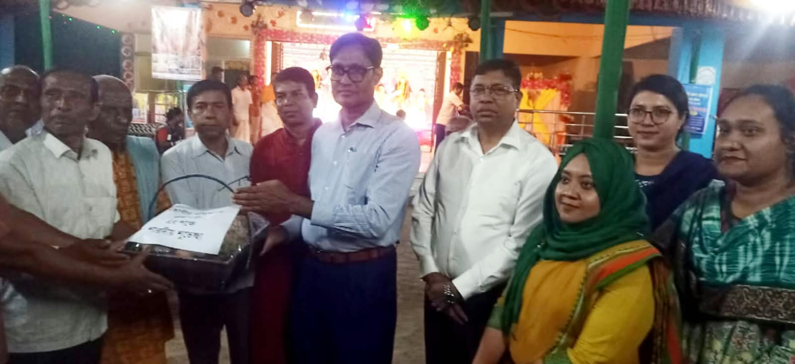মোহনপুরে বিভাগীয় কমিশনারের পূজা মন্ডপ পরিদর্শন