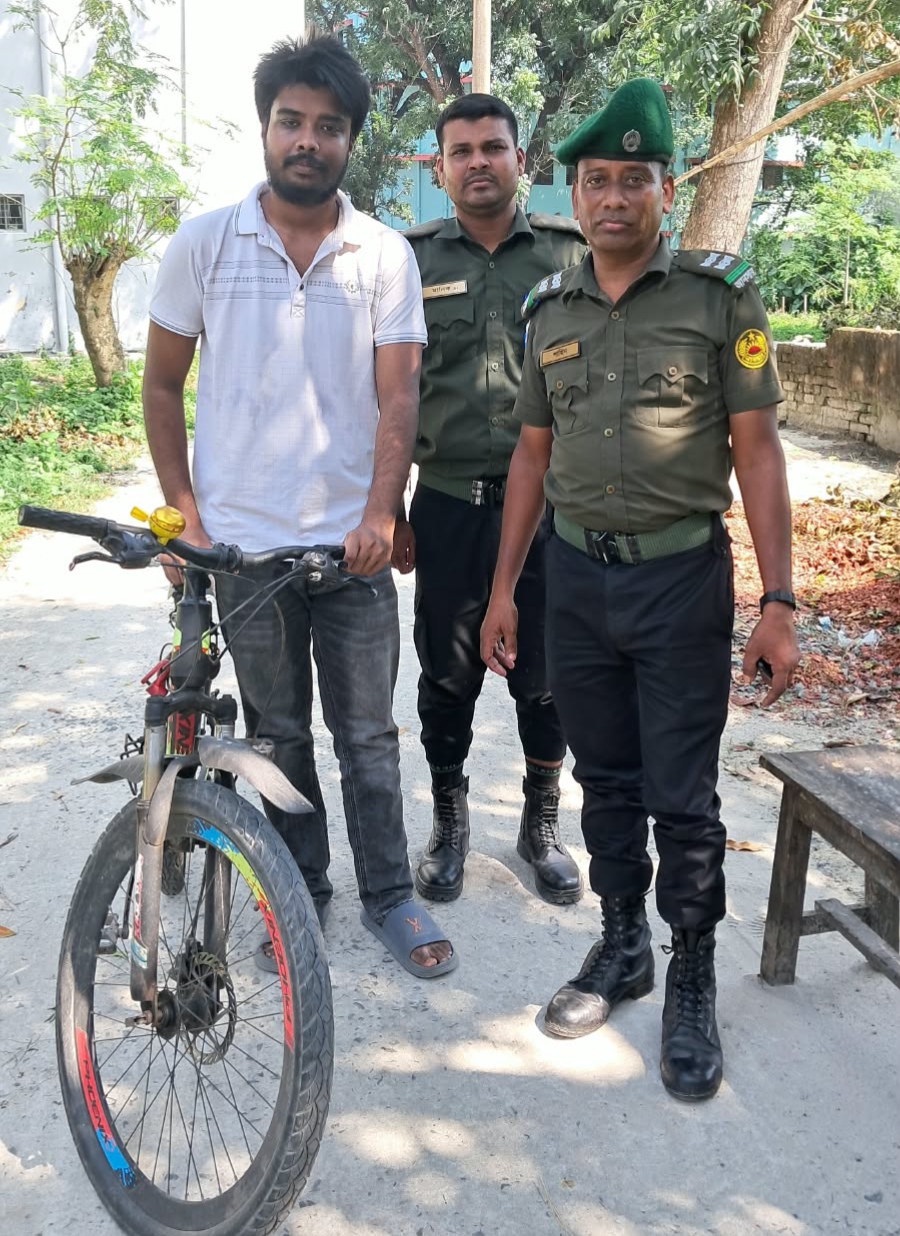 রুয়েটে জঙ্গল থেকে সাইকেল উদ্ধার করে প্রকৃত মালিকের কাছে হস্তান্তর করলেন আনসার সদস্য
