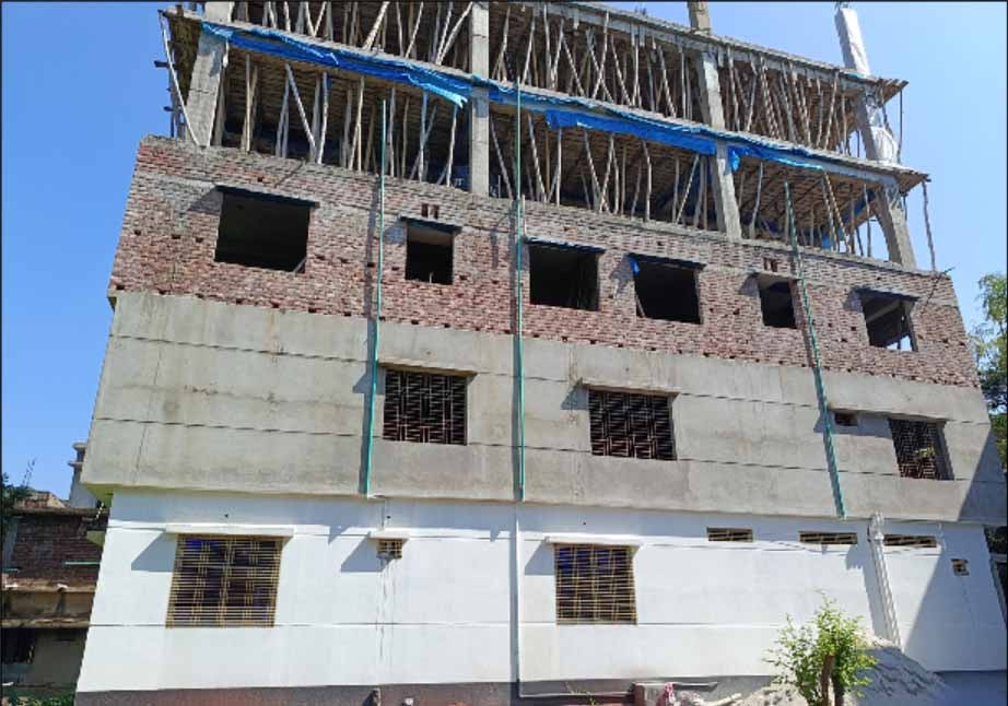 রাজশাহী নগরীর সাধুর মোড়ে পুকুর ভরাট করে ছয়তলা ভবন নির্মাণের অভিযোগ