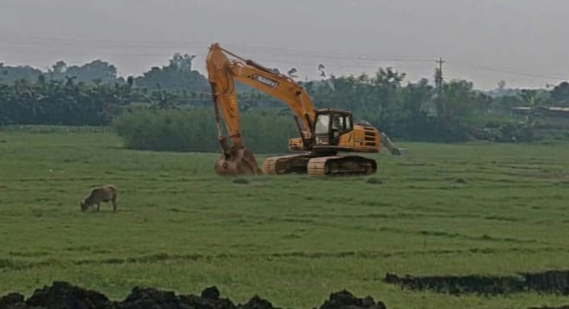 রাজশাহী বাগমারায় ফসলি জমিতে পুকুর খনন, প্রশাসনের ভূমিকা নিয়ে প্রশ্ন