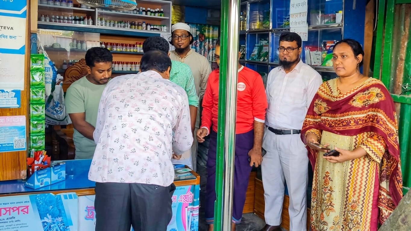 মোহনপুরে অবৈধভাবে সার বিক্রির দায়ে ব্যবসায়ীকে জরিমানা