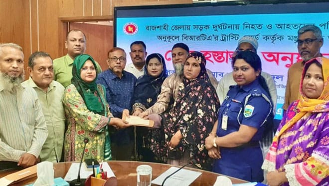 রাজশাহীতে সড়ক দুর্ঘটনার ক্ষতিপূরণ পেলেন ৪৩ পরিবার