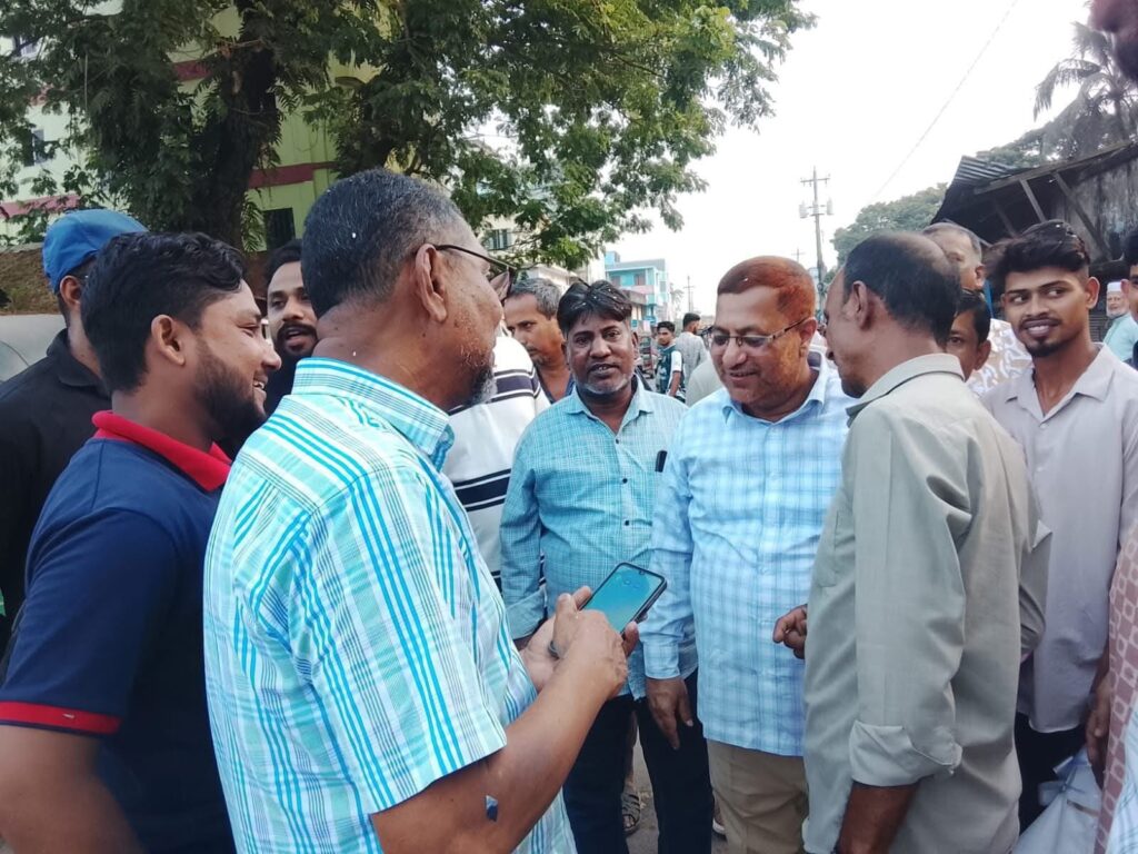 চলতে ফিরতে হাঁটারতাবস্থায় একজন এমপি’র সাথে কথপোকথন বর্তমান সময়ে দুষ্প্রাপ্য হলে ও মীরসরাইয়ের এমপি নুরুল আমিন’র সাথে তা চলে!