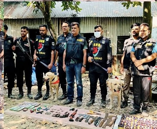 নরসিংদীতে এসআরবি ১১ অভিযানে অস্ত্র-মাদক ও নগদ টাকা উদ্ধার